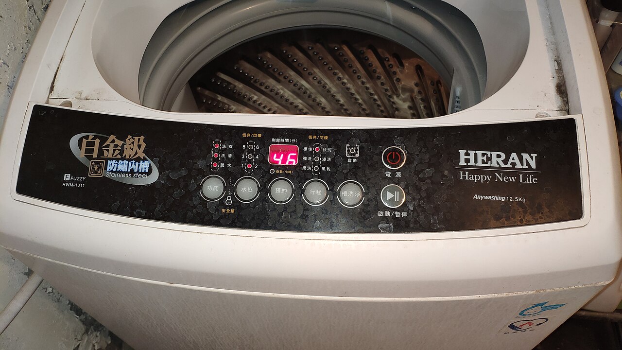 Bedieningspaneel van een wasmachine met programmaknoppen en een display