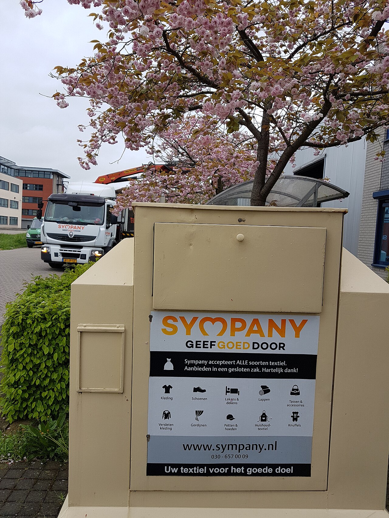 Textielcontainer op straat, waar kleding en schoenen in kunnen